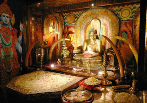 TEMPLE OF THE TOOTH RELIC - KANDY - SRI LANKA